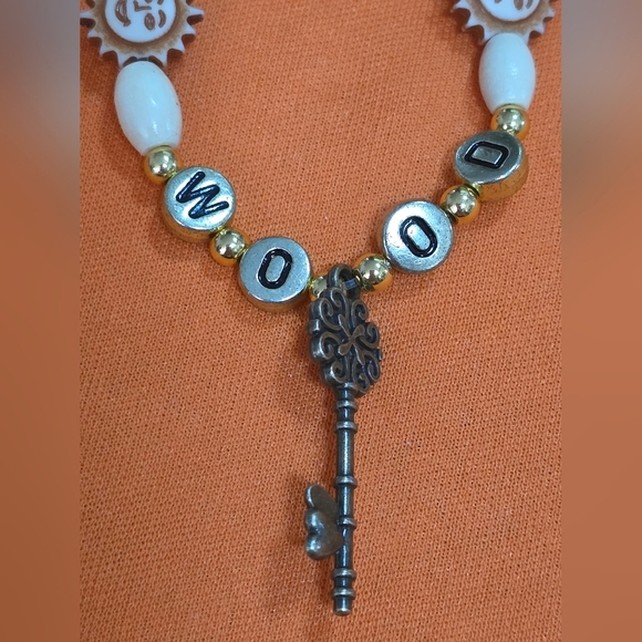 TAYLOR SWIFT "Wood" Life Of A Showgirl Stretchy Friendship Bracelet - Picture 5 of 9